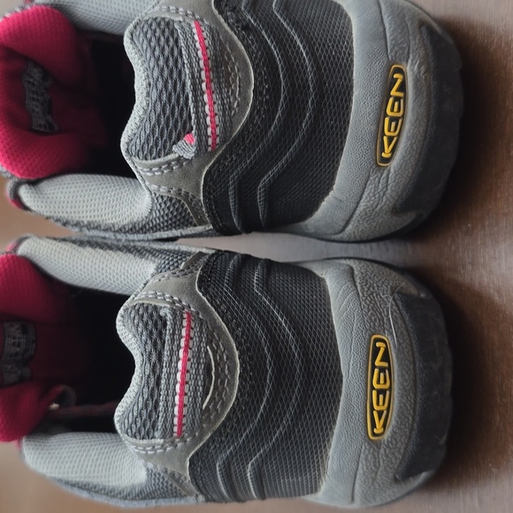 KEEN Women's 6.5 Charcoal & Fuchsia Trail Shoes - Picture 5 of 7